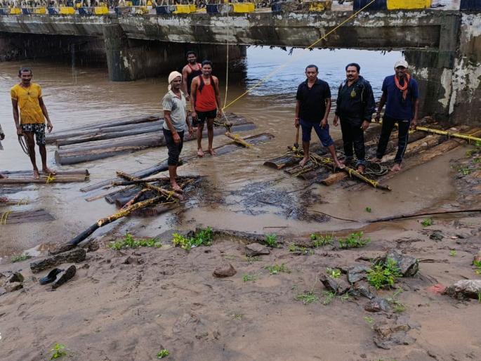 Four lakhs worth of wood confiscated; Smuggling scheme in Chhattisgarh state | चार लाखांची लाकडे जप्त; छत्तीसगड राज्यात तस्करीचा डाव Four lakhs worth of wood confiscated; Smuggling scheme in Chhattisgarh state | चार लाखांची लाकडे जप्त; छत्तीसगड राज्यात तस्करीचा डाव