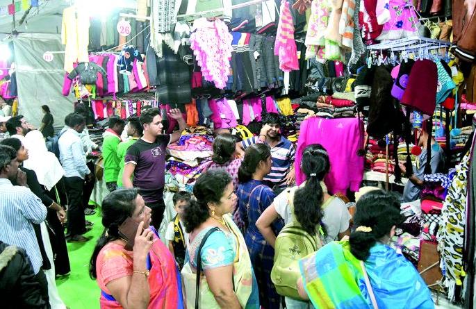 Woolen Textile market in Nagpur: turnover of around Rs 10 Crores | वुलन वस्त्रांनी सजली नागपुरात बाजारपेठ : जवळपास १० कोटींची उलाढाल