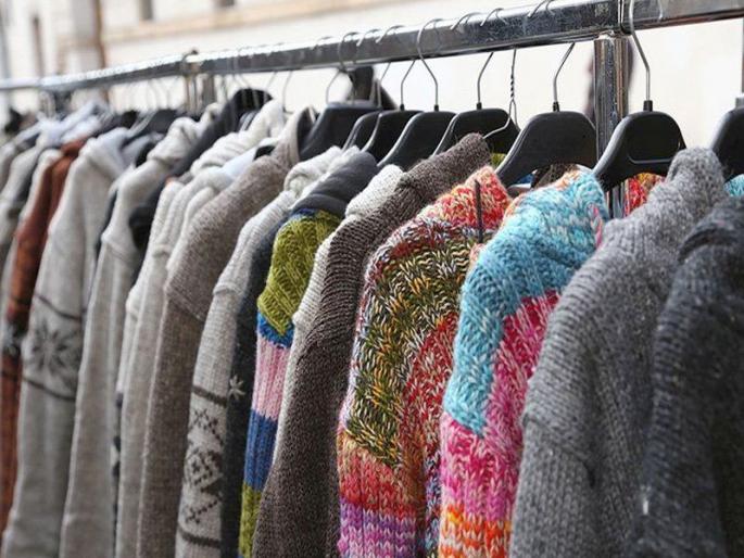  As soon as the cold climates came, the trend of purchasing velvety stalls with different colors | थंडीची चाहूल लागताच विविध रंगी ऊबदार कपडय़ांनी बाजार गरम, मफलरसह मखमली स्टॉल्स खरेदीचा ट्रेण्ड वाढला