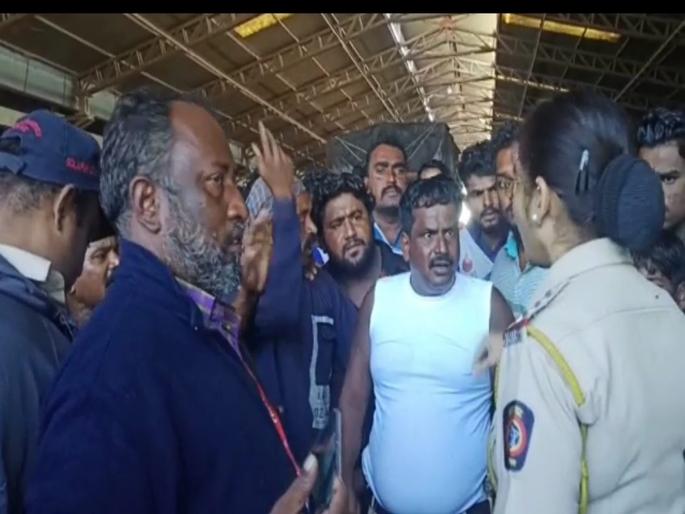 A mess in the Solapur APMC from an onion fork for; Clash between police and workers | कांद्याच्या काट्यावरून यार्डात गोंधळ; पोलिस अन् कामगारांमध्ये बाचाबाची A mess in the Solapur APMC from an onion fork for; Clash between police and workers | कांद्याच्या काट्यावरून यार्डात गोंधळ; पोलिस अन् कामगारांमध्ये बाचाबाची