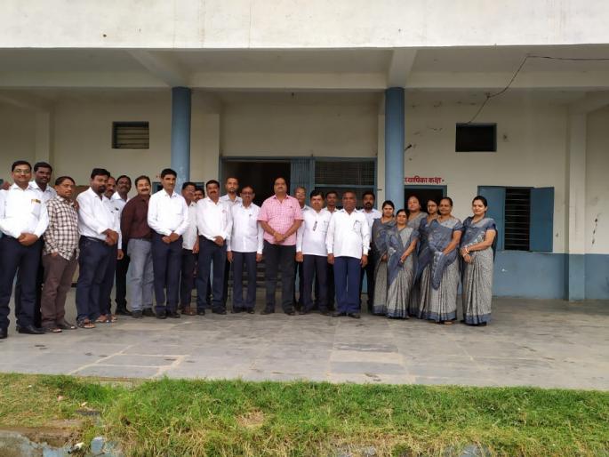 Organizational movement of employees, employees, demanding grants | अनुदानाच्या मागणीसाठी संस्थाचालक, कर्मचाऱ्यांचे कामबंद आंदोलन Organizational movement of employees, employees, demanding grants | अनुदानाच्या मागणीसाठी संस्थाचालक, कर्मचाऱ्यांचे कामबंद आंदोलन