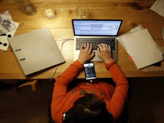 Work from home has made workday of Indians 32 minutes longer | 'वर्क फ्रॉम होम'मुळे भारतीयांचं काम सरासरी ३२ मिनिटांनी वाढलं! Work from home has made workday of Indians 32 minutes longer | 'वर्क फ्रॉम होम'मुळे भारतीयांचं काम सरासरी ३२ मिनिटांनी वाढलं!