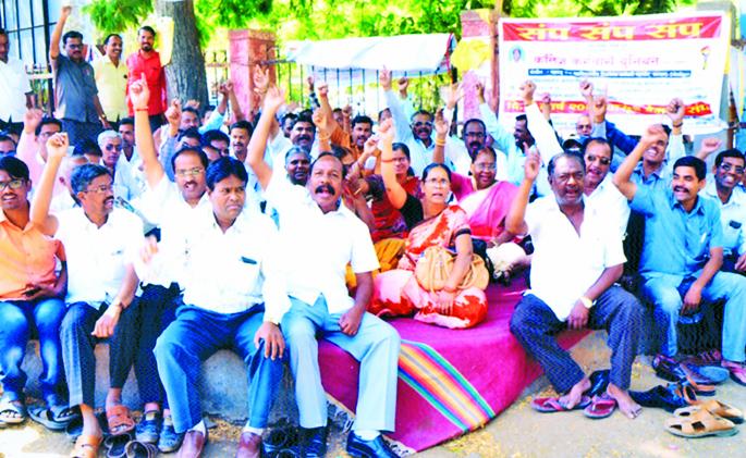 Unemployed non-teaching employees; The university's demonstration examinations are closed | महाविद्यालयीन शिक्षकेतर कर्मचाºयांचा बेमुदत संप; विद्यापीठाच्या प्रात्यक्षिक परीक्षा पडल्या बंद Unemployed non-teaching employees; The university's demonstration examinations are closed | महाविद्यालयीन शिक्षकेतर कर्मचाºयांचा बेमुदत संप; विद्यापीठाच्या प्रात्यक्षिक परीक्षा पडल्या बंद