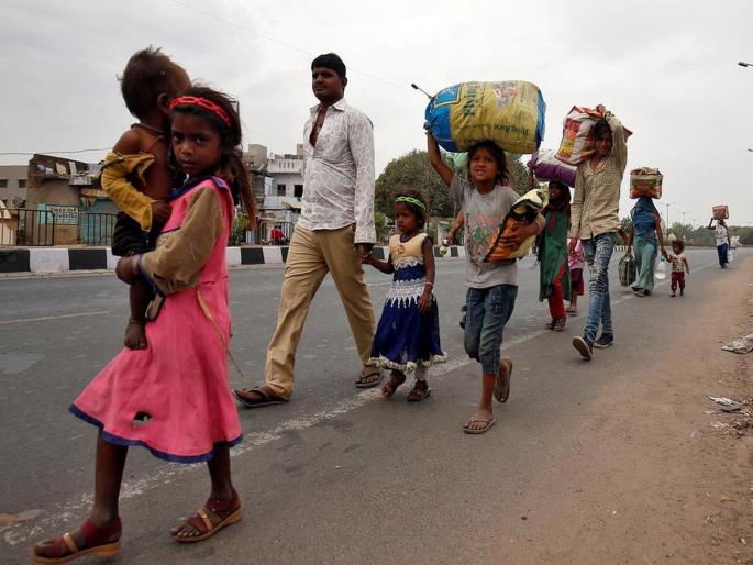 Duty First, a cancer-stricken IPS, helping workers trapped in a lockdown | कॅन्सरग्रस्त आयपीएसचे ड्युटी फर्स्ट, लॉकडाऊनमध्ये अडकून पडलेल्या मजुरांची मदत Duty First, a cancer-stricken IPS, helping workers trapped in a lockdown | कॅन्सरग्रस्त आयपीएसचे ड्युटी फर्स्ट, लॉकडाऊनमध्ये अडकून पडलेल्या मजुरांची मदत