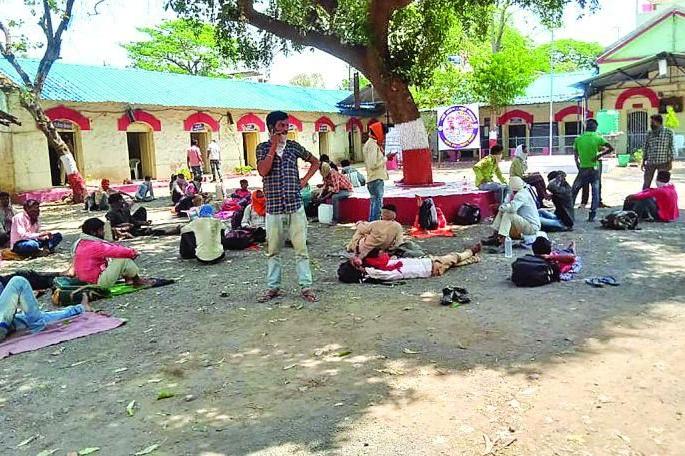 4,809 workers in the state are trapped in Washim district | परराज्यातील ४,८०९ कामगार अडकले वाशिम जिल्ह्यात 4,809 workers in the state are trapped in Washim district | परराज्यातील ४,८०९ कामगार अडकले वाशिम जिल्ह्यात