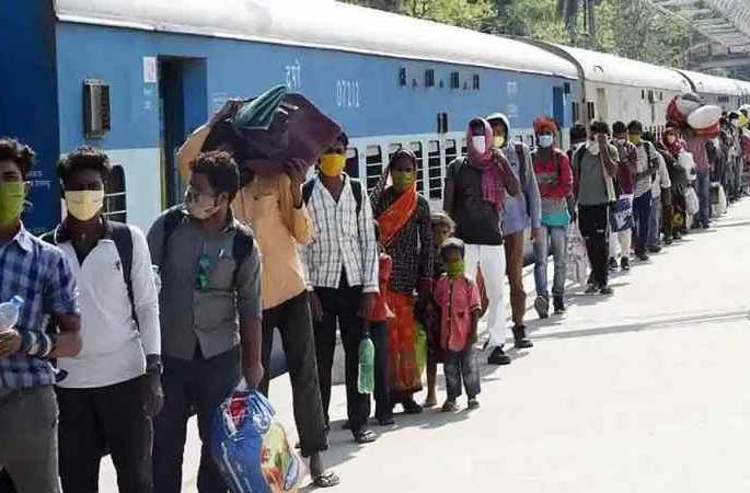 Lockdown News: Workers decide to go to the village to farm instead of returning to Mumbai | Lockdown News: मुंबईत परतण्याऐवजी गावी जाऊन शेती करण्याचा कामगारांचा निर्धार Lockdown News: Workers decide to go to the village to farm instead of returning to Mumbai | Lockdown News: मुंबईत परतण्याऐवजी गावी जाऊन शेती करण्याचा कामगारांचा निर्धार