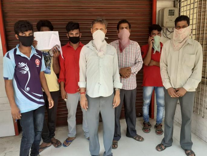 CoronaVirus lockdown workers stranded in dombivali not getting proper information about trains | CoronaVirus: रेल्वे गाड्या सोडल्या जात असल्यानं मजुरांच्या अपेक्षा पल्लवित; पण मार्ग सापडेना CoronaVirus lockdown workers stranded in dombivali not getting proper information about trains | CoronaVirus: रेल्वे गाड्या सोडल्या जात असल्यानं मजुरांच्या अपेक्षा पल्लवित; पण मार्ग सापडेना