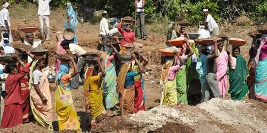 Approach: Relief to registered workers; But what about the deprived, the proletariat? | दृष्टिकोन: नोंदणीकृत कामगारांना दिलासा; पण वंचित, सर्वहारा वर्गाचे काय? Approach: Relief to registered workers; But what about the deprived, the proletariat? | दृष्टिकोन: नोंदणीकृत कामगारांना दिलासा; पण वंचित, सर्वहारा वर्गाचे काय?