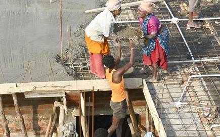 Construction workers only to pay two thousand | बांधकाम कामगारांची दोन हजारावरच बोळवण, संघटना नाराज Construction workers only to pay two thousand | बांधकाम कामगारांची दोन हजारावरच बोळवण, संघटना नाराज