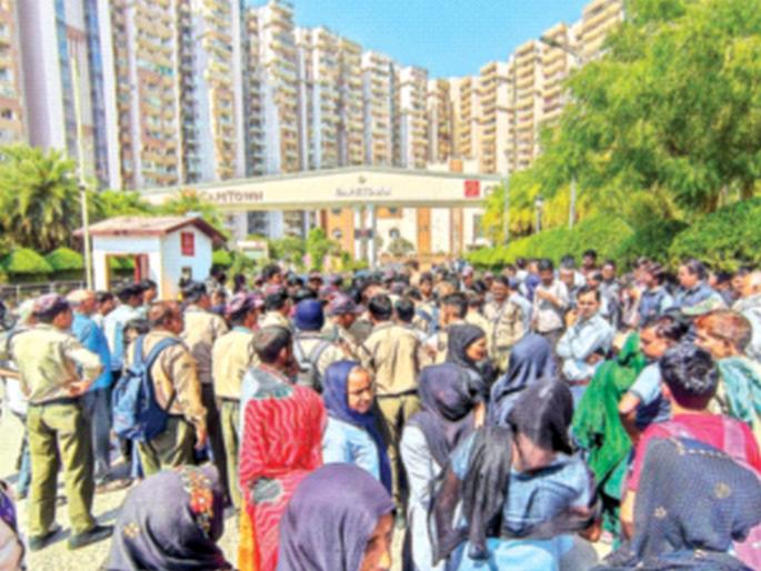 Government softens after Noida outbreak; Workers' salaries increase by thousands | नोएडातील उद्रेकानंतर सरकार नरमले; कामगारांच्या पगारात हजारोंची वाढ, योगी आदित्यनाथ यांनी दिली मंजुरी Government softens after Noida outbreak; Workers' salaries increase by thousands | नोएडातील उद्रेकानंतर सरकार नरमले; कामगारांच्या पगारात हजारोंची वाढ, योगी आदित्यनाथ यांनी दिली मंजुरी