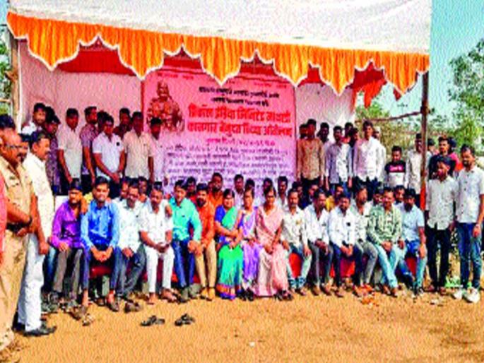 For the demands of workers, movement of villagers in Falgaga | कामगारांच्या मागण्यांसाठी फुलगावात ग्रामस्थांचे आंदोलन For the demands of workers, movement of villagers in Falgaga | कामगारांच्या मागण्यांसाठी फुलगावात ग्रामस्थांचे आंदोलन