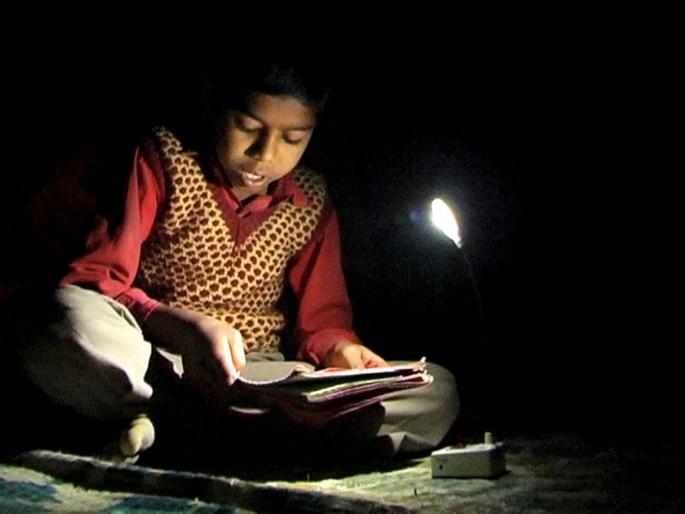 Harmful effects of working or studying in dim light | कमी प्रकाशात वाचल्याने उद्भवतात 'या' समस्या! Harmful effects of working or studying in dim light | कमी प्रकाशात वाचल्याने उद्भवतात 'या' समस्या!