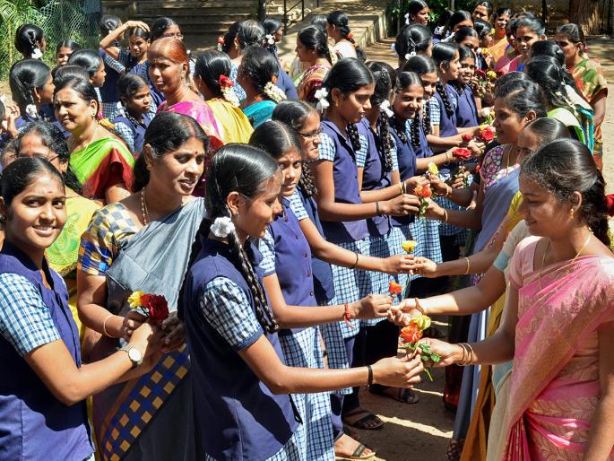 teachers day special these city celebrated this day in different | जगभरात असा वेगवेगळ्या दिवशी साजरा होतो शिक्षक दिन! teachers day special these city celebrated this day in different | जगभरात असा वेगवेगळ्या दिवशी साजरा होतो शिक्षक दिन!