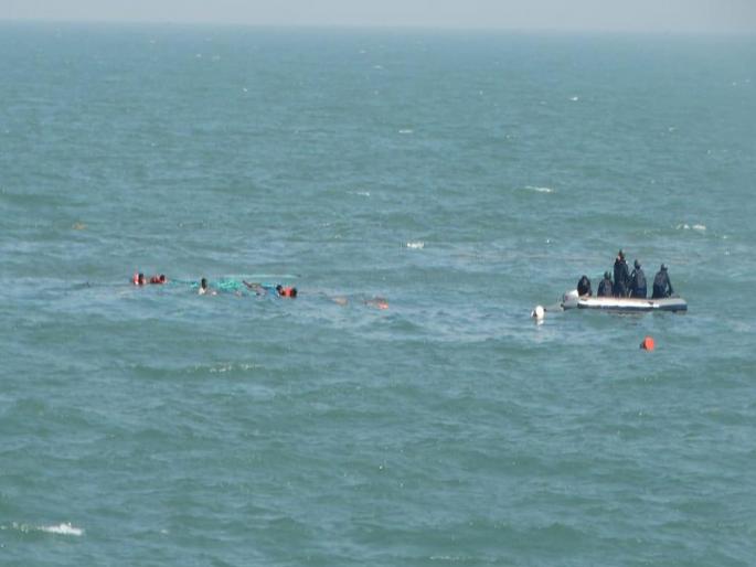 boat capsizes near worli in mumbai | मुंबईतील वरळी समुद्रात बोट बुडाली, एकजण बुडाल्याची भीती