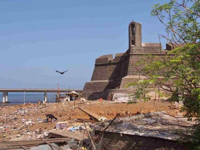 Worli Fort More than half of the lamps stolen administration indifferent | वरळी किल्ला अंधारात! अर्ध्याहून अधिक दिवे चोरीला, प्रशासनाचं दुर्लक्ष Worli Fort More than half of the lamps stolen administration indifferent | वरळी किल्ला अंधारात! अर्ध्याहून अधिक दिवे चोरीला, प्रशासनाचं दुर्लक्ष
