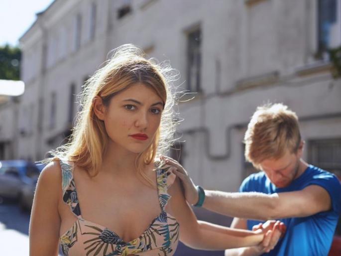 Relationship : Doing these things is worst cheating in relationship | पार्टनरला दगा देण्यापेक्षाही जास्त महागात पडतात 'या' 4 चुका!