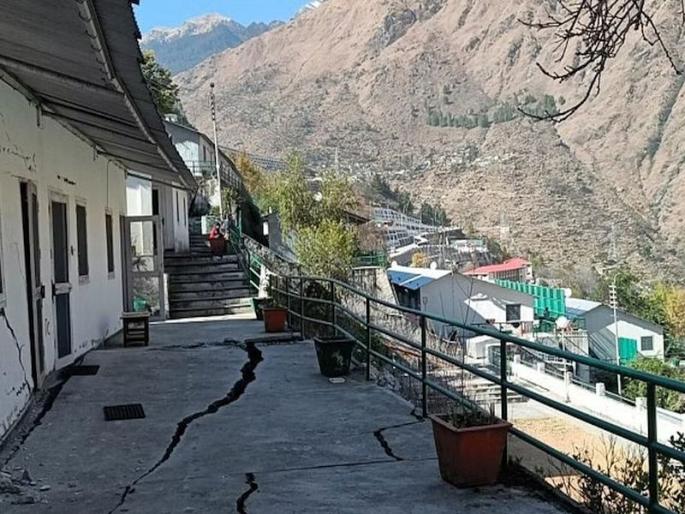 Aid of one and a half lakhs to Joshimath affected; Efforts to persuade the locals | जोशीमठ बाधितांना दीड लाखांची मदत; स्थानिकांचे मन वळविण्याचे प्रयत्न Aid of one and a half lakhs to Joshimath affected; Efforts to persuade the locals | जोशीमठ बाधितांना दीड लाखांची मदत; स्थानिकांचे मन वळविण्याचे प्रयत्न