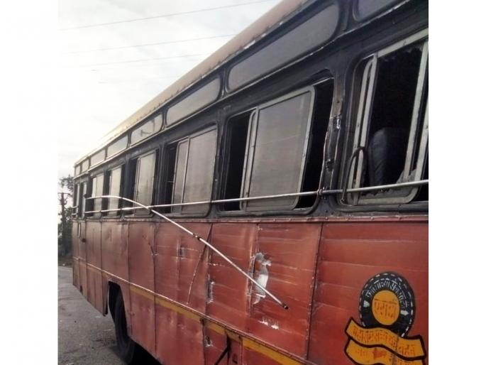 speedy container hits ST bus; passengers along with the students narrowly escaped | भरधाव कंटेनरची एसटीला धडक; विद्यार्थ्यांसह प्रवासी थोडक्यात बचावले speedy container hits ST bus; passengers along with the students narrowly escaped | भरधाव कंटेनरची एसटीला धडक; विद्यार्थ्यांसह प्रवासी थोडक्यात बचावले