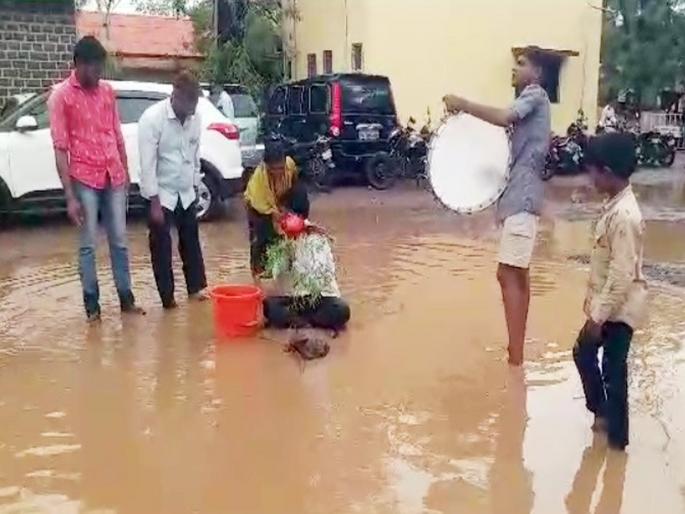 Youth bathed with dirty street water in Solapur; Know what really happened? | पठ्ठानं चक्क रस्त्यावरच्या घाण पाण्यानं आंघोळ केली; जाणून घ्या नेमकं काय घडलं? Youth bathed with dirty street water in Solapur; Know what really happened? | पठ्ठानं चक्क रस्त्यावरच्या घाण पाण्यानं आंघोळ केली; जाणून घ्या नेमकं काय घडलं?