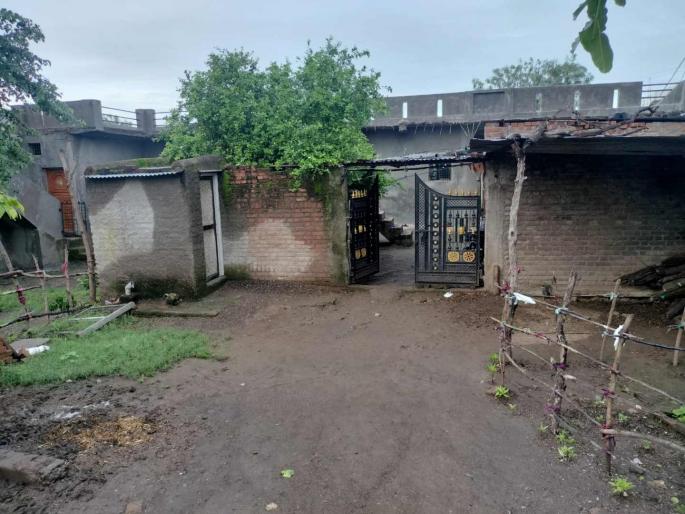 5-6 robbers broke into the house and stole one and a half lakhs along with jewellery | घरात घुसून ५-६ दरोडेखोरांनी दागिन्यांसह दीड लाखांची चोरी 5-6 robbers broke into the house and stole one and a half lakhs along with jewellery | घरात घुसून ५-६ दरोडेखोरांनी दागिन्यांसह दीड लाखांची चोरी