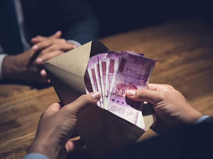 Waqf board chairman caught taking Rs one lakh bribe | वक्फ बोर्ड अध्यक्षाला एक लाखाची लाच घेताना पकडले Waqf board chairman caught taking Rs one lakh bribe | वक्फ बोर्ड अध्यक्षाला एक लाखाची लाच घेताना पकडले