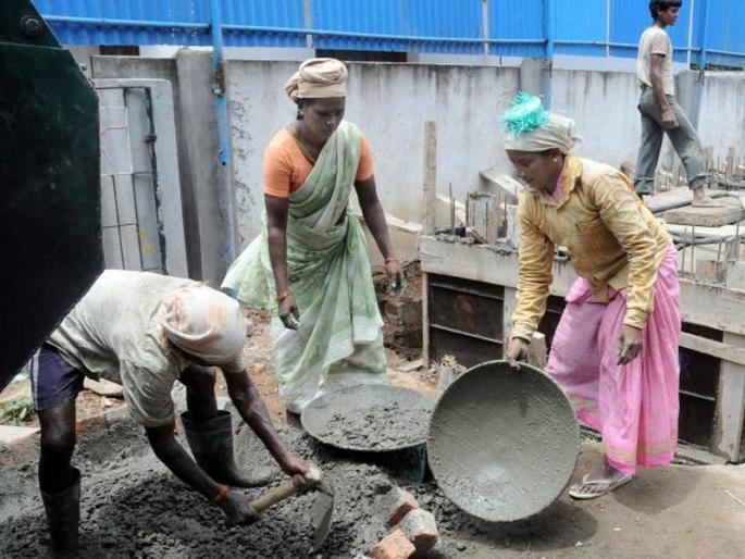 Central government orders social security for unorganized workers? | असंघटित कामगारांसाठी केंद्र सरकार काढणार सामाजिक सुरक्षा वटहुकूम? Central government orders social security for unorganized workers? | असंघटित कामगारांसाठी केंद्र सरकार काढणार सामाजिक सुरक्षा वटहुकूम?