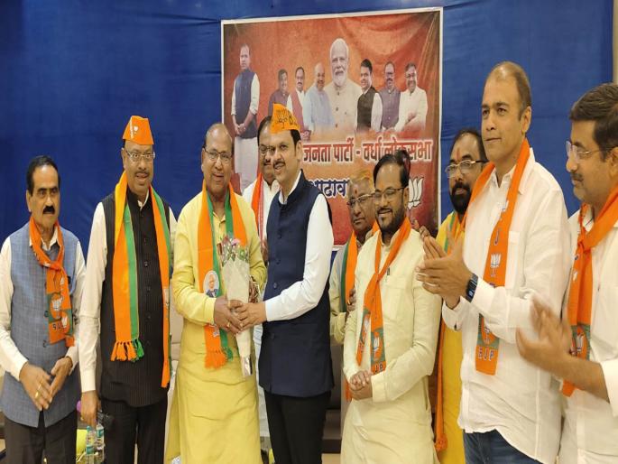 deputy chief minister state president's meeting of formermps the logician continues in vardha | उपमुख्यमंत्री, प्रदेशाध्यक्षांच्या बैठकीला माजी खासदारांची दांडी; तर्कविर्तक सुरू 