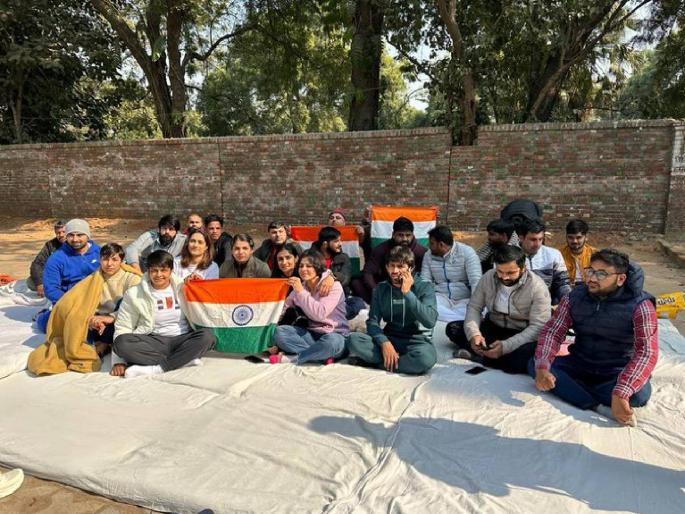 Olympic medallist Bajarang Punia, Sakshi Malik & top Indian wrestlers launch protest against country's Wrestling Federation at Jantar Mantar | इथे सिकंदरचा वाद अन् जंतर मंतरवर बजरंग, साक्षीसह ऑलिम्पिक पदकविजेत्या कुस्तीपटूंचं आंदोलन; जाणून घ्या कारण Olympic medallist Bajarang Punia, Sakshi Malik & top Indian wrestlers launch protest against country's Wrestling Federation at Jantar Mantar | इथे सिकंदरचा वाद अन् जंतर मंतरवर बजरंग, साक्षीसह ऑलिम्पिक पदकविजेत्या कुस्तीपटूंचं आंदोलन; जाणून घ्या कारण