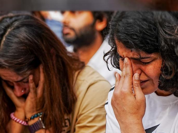 Wrestlers are protesting against the President of the Wrestling Federation of India Brijbhushan Sharan Singh and Sakshi Malik said that it is wrong to ask for proof of sexual harassment and if no action is taken, the medals will be returned | लैंगिक छळाचा पुरावा मागितल्याने साक्षी मलिक संतापली; पैलवानांनी पदके परत करण्याचे दिले संकेत Wrestlers are protesting against the President of the Wrestling Federation of India Brijbhushan Sharan Singh and Sakshi Malik said that it is wrong to ask for proof of sexual harassment and if no action is taken, the medals will be returned | लैंगिक छळाचा पुरावा मागितल्याने साक्षी मलिक संतापली; पैलवानांनी पदके परत करण्याचे दिले संकेत