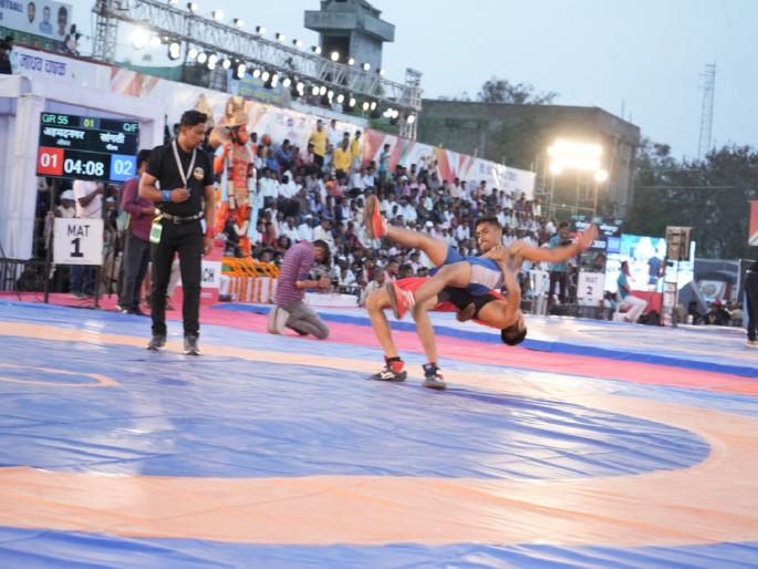 Wrestlers from Kolhapur, Pune dominated the Khashaba Jadhav Cup state level wrestling tournament | खाशाबा जाधव चषक राज्यस्तरीय कुस्ती स्पर्धेत कोल्हापूर, पुण्याच्या मल्लांचा बोलबाला