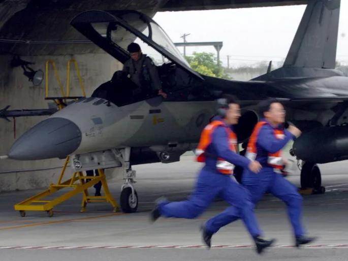 25 Chinese fighter jets, 3 ships move to islands; Sensation over Taiwan's claim | २५ चिनी लढाऊ विमाने, ३ जहाजांची बेटांकडे कूच; तैवानच्या दाव्याने खळबळ 25 Chinese fighter jets, 3 ships move to islands; Sensation over Taiwan's claim | २५ चिनी लढाऊ विमाने, ३ जहाजांची बेटांकडे कूच; तैवानच्या दाव्याने खळबळ