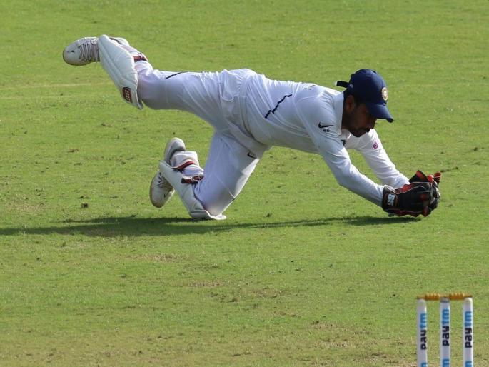 Wicketkeeper Wriddhiman Saha sustained a fracture on his right ring finger during the Pink ball Test in Kolkata  | टीम इंडियाला मोठा धक्का; यष्टिरक्षक वृद्धीमान साहावर होणार शस्त्रक्रिया
