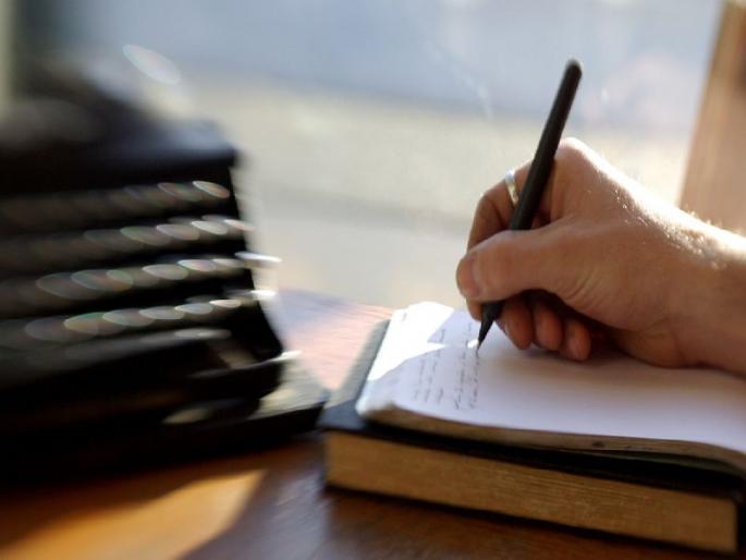 Welcome to the new writer fighting against insignificance | तुच्छतेशी लढणाऱ्या नव्या लेखकाचं स्वगत Welcome to the new writer fighting against insignificance | तुच्छतेशी लढणाऱ्या नव्या लेखकाचं स्वगत