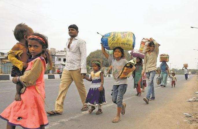 coronavirus: Pune municipality's important decision with migrant workers and workers | coronavirus: स्थलांतरीत होत असलेल्या मजूर अन् कामगारांबाबत पुणे महापालिकेचा महत्वपूर्ण निर्णय coronavirus: Pune municipality's important decision with migrant workers and workers | coronavirus: स्थलांतरीत होत असलेल्या मजूर अन् कामगारांबाबत पुणे महापालिकेचा महत्वपूर्ण निर्णय