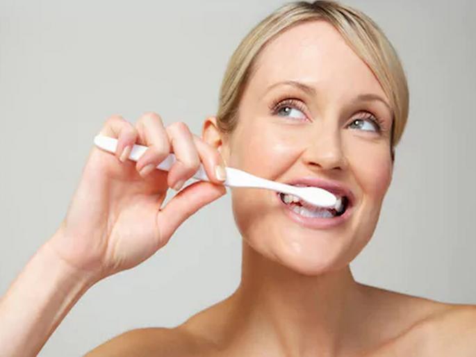 These are the wrong ways of brushing | तुम्हीही ब्रश करताना 'या' चुका करता का? वेळीच व्हा सावध.... These are the wrong ways of brushing | तुम्हीही ब्रश करताना 'या' चुका करता का? वेळीच व्हा सावध....
