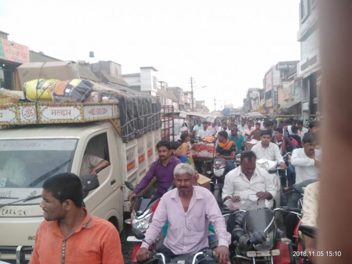 Transport in Washim Tasnantas jam! | वाशिममधील वाहतूक तासनतास ठप्प!