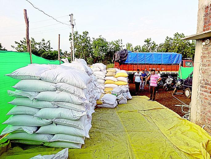 Bogus seed sale racket traces its roots to Uttar Pradesh, 74 packets of fake seeds seized; Factory destroyed in Wardha | बोगस बियाणे विक्रीच्या रॅकेटचे धागेदोरे उत्तर प्रदेशपर्यंत Bogus seed sale racket traces its roots to Uttar Pradesh, 74 packets of fake seeds seized; Factory destroyed in Wardha | बोगस बियाणे विक्रीच्या रॅकेटचे धागेदोरे उत्तर प्रदेशपर्यंत