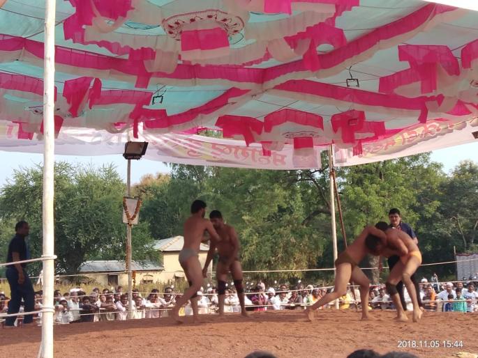 Wrestling in washim ; wrestler from all over the state | वाशिममधील कुस्त्यांच्या दंगलीत राज्यभरातील मल्लांचा सहभाग! Wrestling in washim ; wrestler from all over the state | वाशिममधील कुस्त्यांच्या दंगलीत राज्यभरातील मल्लांचा सहभाग!