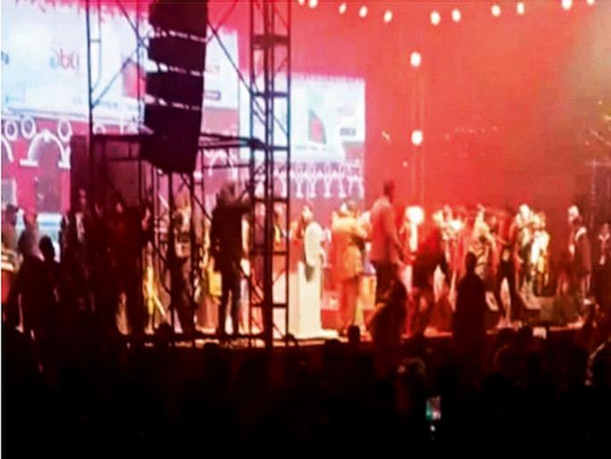 Bangladesh Protesters clash, stone pelting at music concert; 20 injured | बांगलादेशात जमावाचा राडा, संगीत कार्यक्रमात दगडफेक; २० जखमी Bangladesh Protesters clash, stone pelting at music concert; 20 injured | बांगलादेशात जमावाचा राडा, संगीत कार्यक्रमात दगडफेक; २० जखमी