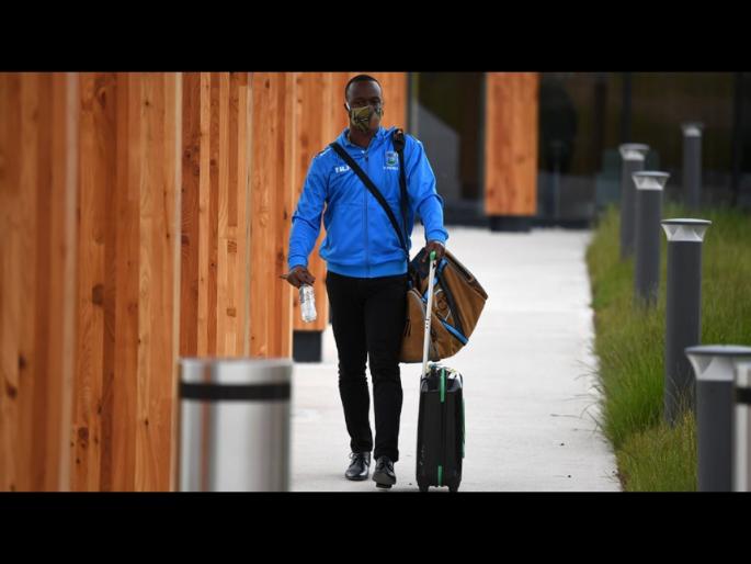 Cricket is Back: West Indies team arrive in England for historic Test series | Cricket is Back : वेस्ट इंडिजचा संघ ऐतिहासिक कसोटी मालिकेसाठी इंग्लंडमध्ये दाखल!