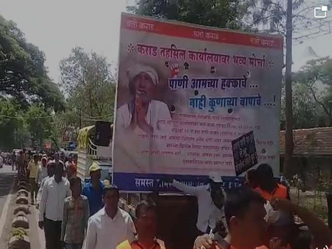 Does anybody give water or water? A 15 km walk to the villagers for water | कुणी पाणी देतं का पाणी? पाण्यासाठी गावकऱ्यांचा 15 किलोमीटर चालत मोर्चा
