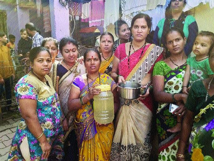 Health hazard: Water contaminated with tubes in Ghansaloli | आरोग्य धोक्यात : घणसोलीत नळाद्वारे दूषित पाणी Health hazard: Water contaminated with tubes in Ghansaloli | आरोग्य धोक्यात : घणसोलीत नळाद्वारे दूषित पाणी