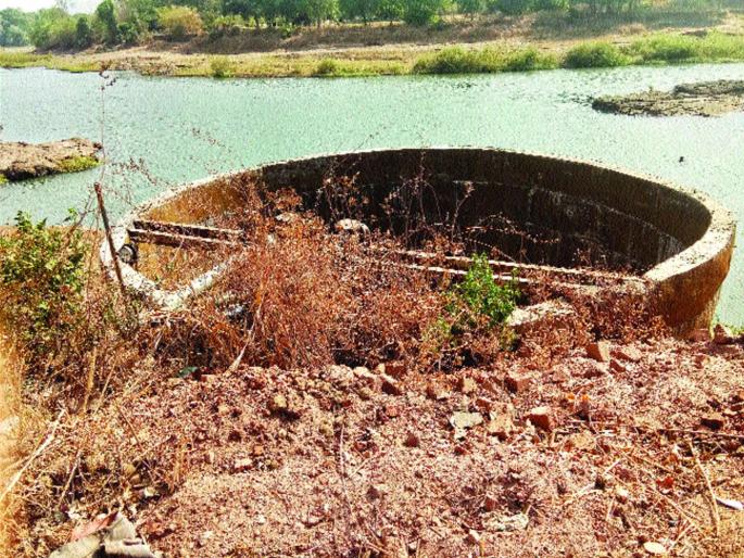 Storage of water supply scheme, well washed in the well, there is no clearance of wells during the year | पाणीपुरवठा योजनेच्या साठवण विहिरीत शेवाळ, वर्षभरात विहिरींची साफसफाईच नाही