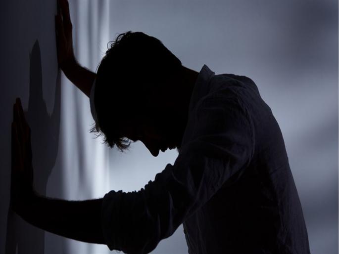 Husband commits suicide by writing suicide note after seeing wife's immoral relationship | पत्नीचा 'तो' अवतार पाहून पती हादरला; सुसाइड नोट लिहून केली आत्महत्या