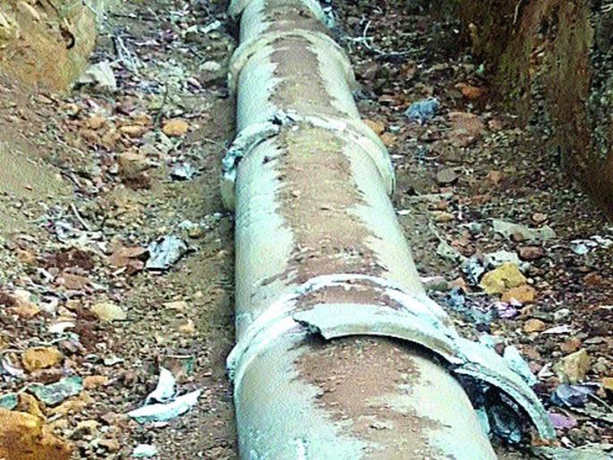 Broken pipes used for canal repairs; The villagers stopped the work | कालव्याच्या दुरूस्तीसाठी वापरले फुटके पाइप; ग्रामस्थांनी पाडले काम बंद Broken pipes used for canal repairs; The villagers stopped the work | कालव्याच्या दुरूस्तीसाठी वापरले फुटके पाइप; ग्रामस्थांनी पाडले काम बंद