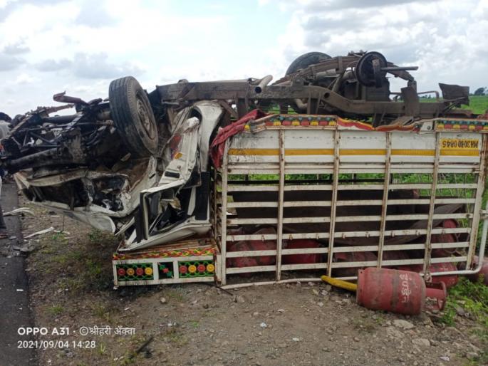 Two killed in car and cargo accident | कार व मालवाहू वाहनाच्या अपघातात दोन ठार Two killed in car and cargo accident | कार व मालवाहू वाहनाच्या अपघातात दोन ठार