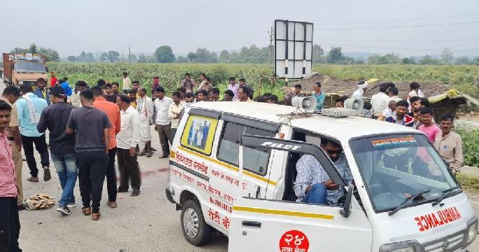one died and one seriously injured after bike hits the divider | अनियंत्रित दुचाकी दुभाजकावर आदळली; एकाचा मृत्यू, एक जखमी one died and one seriously injured after bike hits the divider | अनियंत्रित दुचाकी दुभाजकावर आदळली; एकाचा मृत्यू, एक जखमी