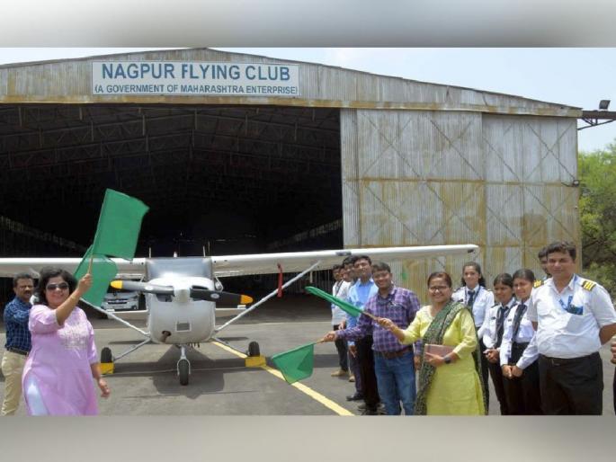 The divisional commissioner flagged off the trainee aircraft of the flying club | फ्लाईंग क्लबच्या प्रशिक्षू विमानाला विभागीय आयुक्तांनी दाखवली हिरवा झेंडी The divisional commissioner flagged off the trainee aircraft of the flying club | फ्लाईंग क्लबच्या प्रशिक्षू विमानाला विभागीय आयुक्तांनी दाखवली हिरवा झेंडी