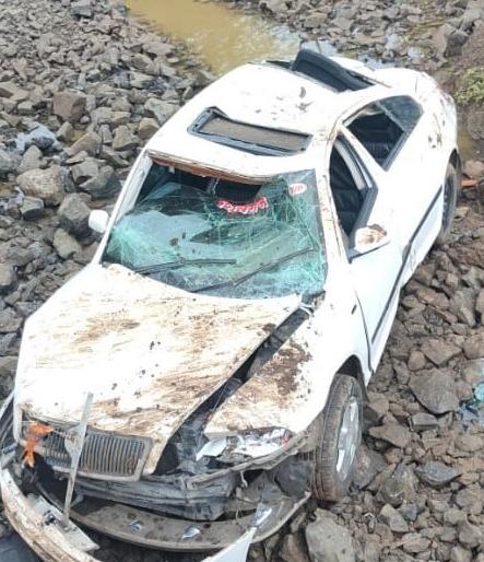 car collided in Nala in Wardha district; Car driver injured | वर्धा जिल्ह्यात भरधाव कार नाल्यात आदळली; कार चालक जखमी car collided in Nala in Wardha district; Car driver injured | वर्धा जिल्ह्यात भरधाव कार नाल्यात आदळली; कार चालक जखमी