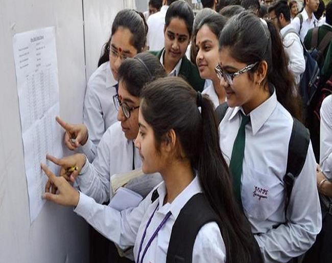 Akola: Girls are leading in Class XII exams | अकोला : बारावीच्या परीक्षेत मुलीच आघाडीवर